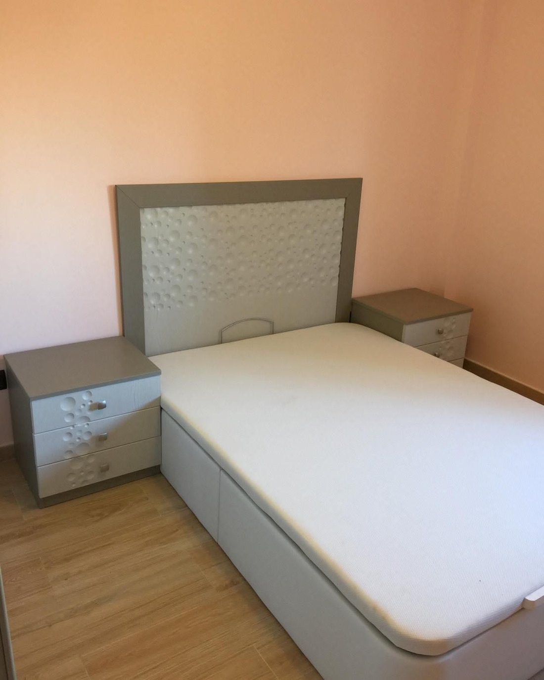 Dormitorio de matrimonio moderno con cabecero burbujas y mesitas a juego — Muebles Jorge Getafe