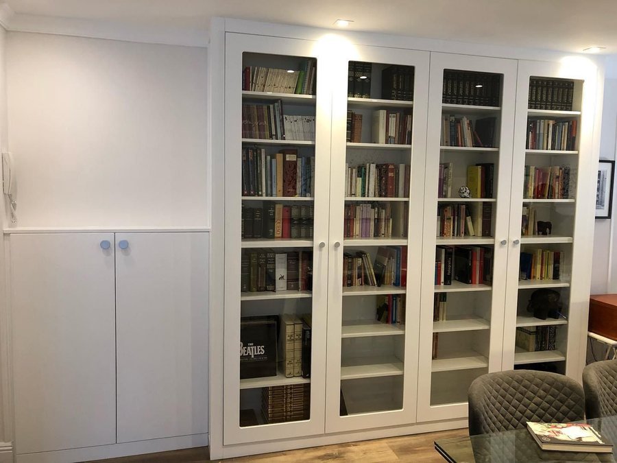 Librería con vitrinas blanca a medida