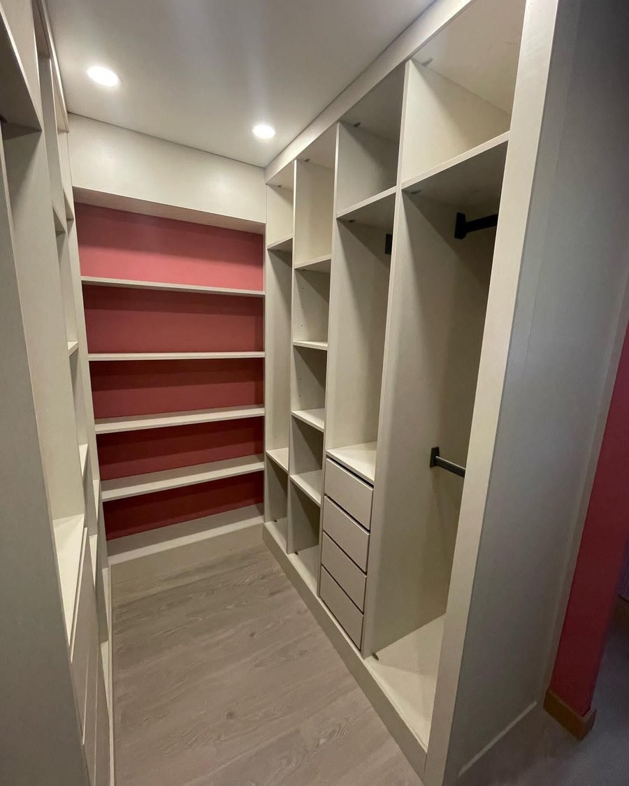 Vestidor con interior rojo y espejo de cuerpo entero