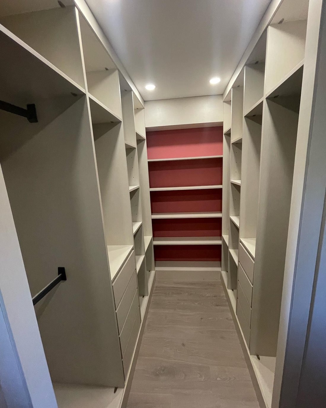 Vestidor empotrado a medida con interior rojo — Muebles Jorge Getafe